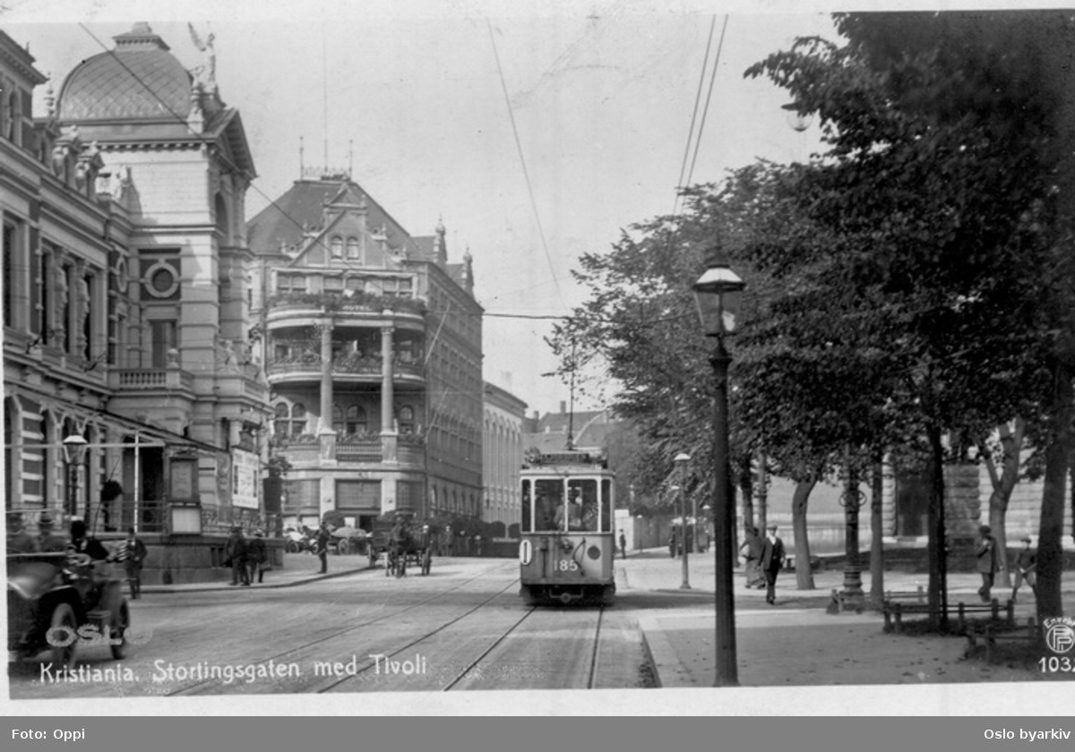 Stortingsgata ved Tivolibygningen, inngangsbygningen til Tivoli (fra 1890, revet 1934) og Hotel Continental. Trikk, åpen bil, hesteekvipasje. Gatelykter. Postkort 1032.
