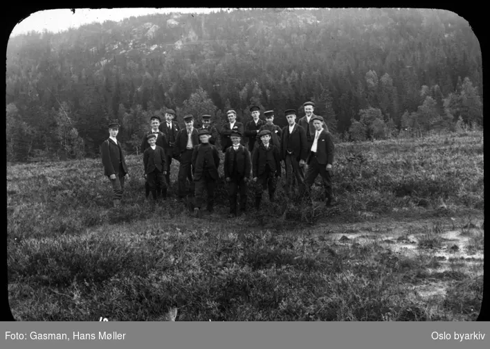 En gruppe menn og ungdommer som poserer for fotografen, 19. juli 1903