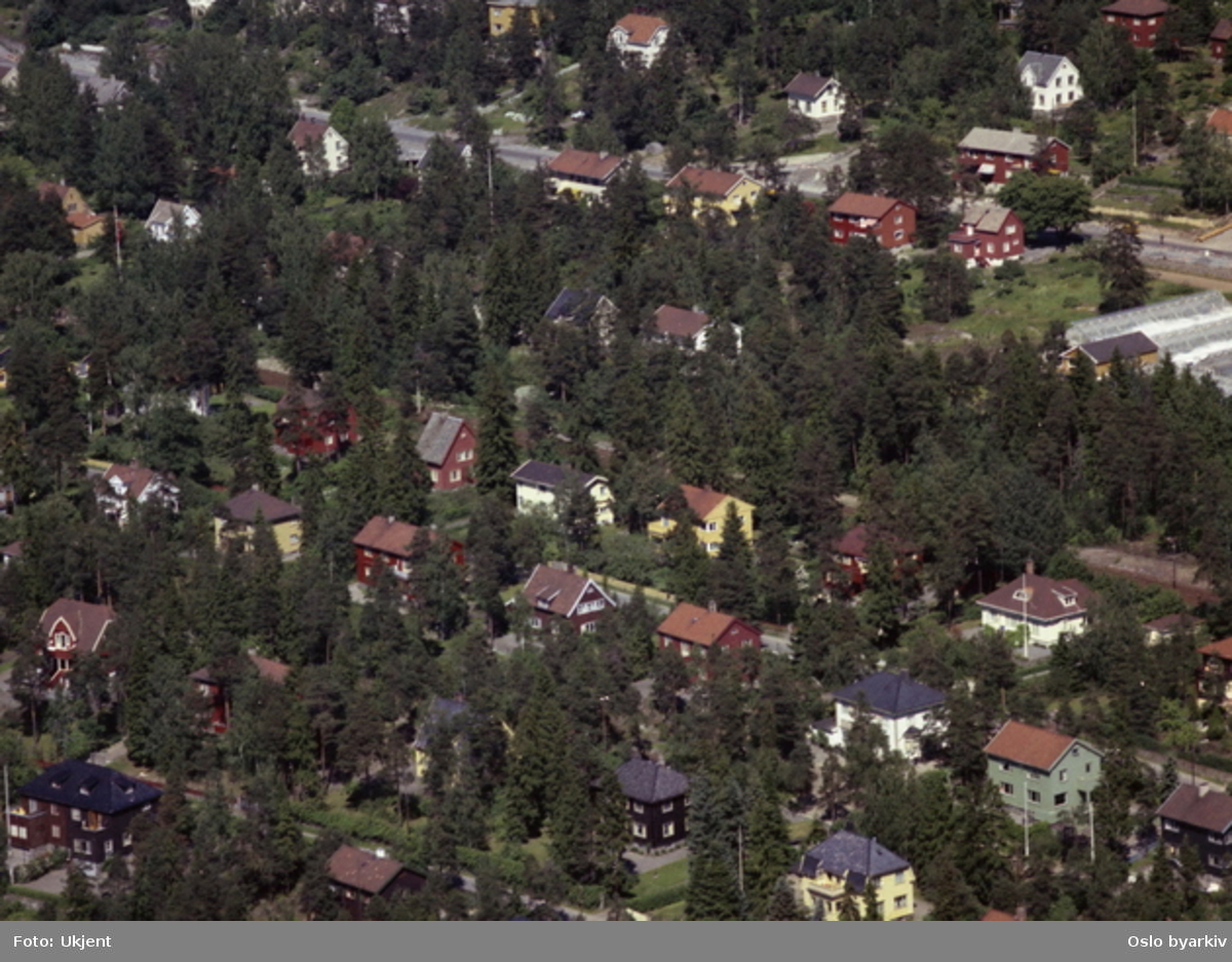 Ekebergveien i bakgrunnen. Smed Kjeldsens vei. (Flyfoto)