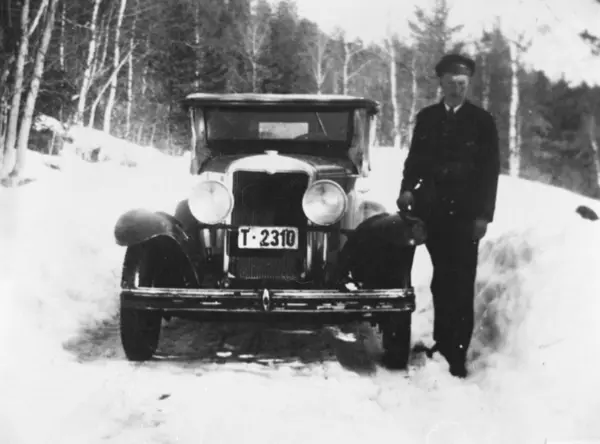 5 seters Chevrolet rutebil med reg nr T-2310, 1931 mod tilhø
