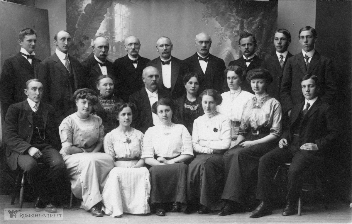 Familien H.G Dahl samlet ved Eilert Dahl og frues sølvbryllup., Familien H.G Dahl samlet ved Eilert Dahl og frues sølvbryllup 12.09.1911 i Molde.