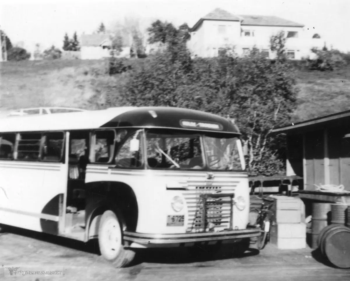 Volvo 1950-51 mod (Fjeldhus) buss med reg nr T-6725 med 34 seter tilhørende Angvik Auto..(fra Oddbjørn Skjørsæter sine samlinger i Romsdalsarkivet)