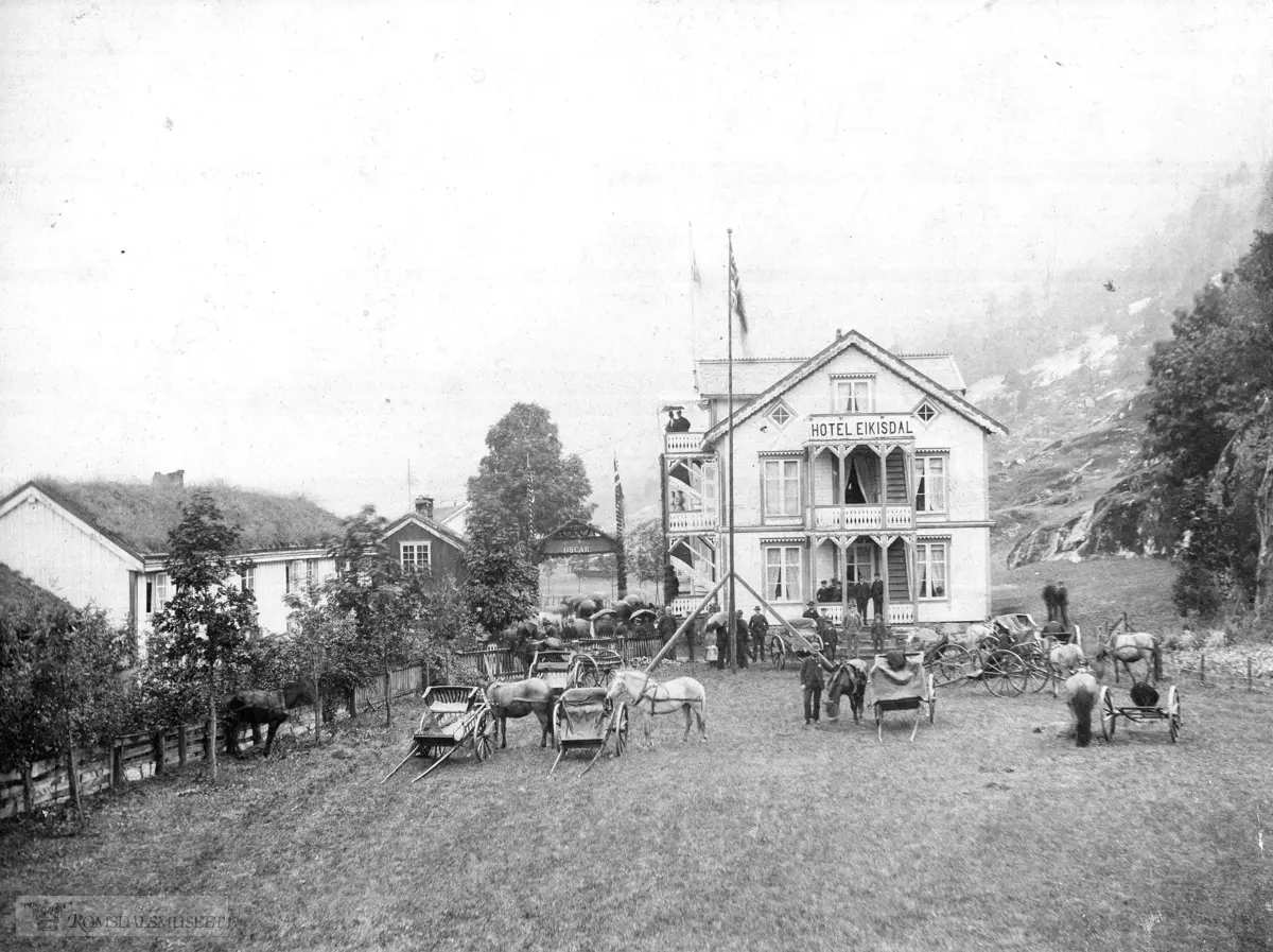 Eikesdal hotell, Fra Kong Oscar II sitt besøk på Nauste i juli 1896. Det er laga velkomstportal til han. Alt som fanst av kjerrer, giggar og kariolar er på plass i regnveret...(se Romsdalsmuseets årbok 2001 side 144)