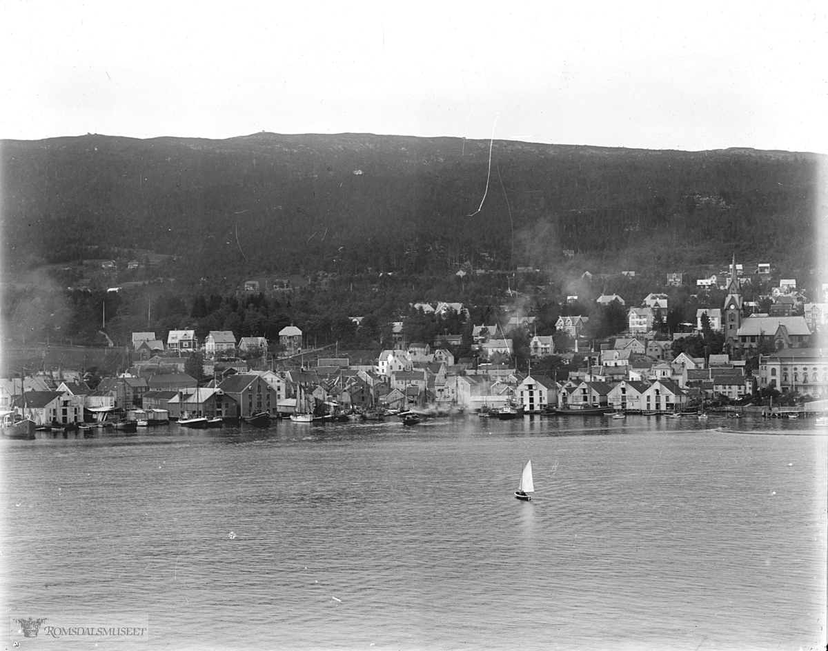 Molde by sett fra sør., Molde by sett fra fjorden.