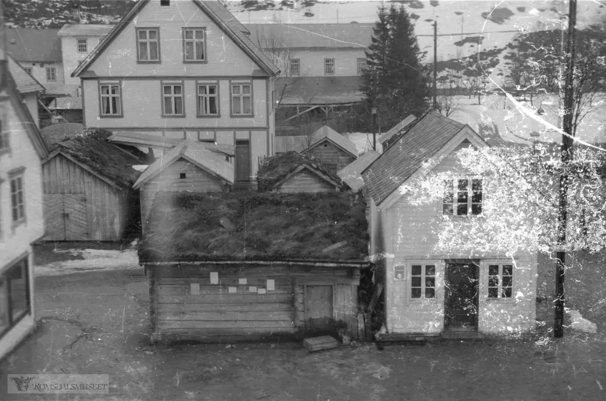 Familien Sæbjørnsen var på Stranda påsken 1944..Butikker og kirke på Stranda sllmenning..Elling Bua nederst til høyre..Posthus og butikk til venstre..P.O.Langlos møbelfabrikk ses lengst bak..Kjølås buda det store huset midt i bildet til venstre..(Filmbeholder datert juli 1943)