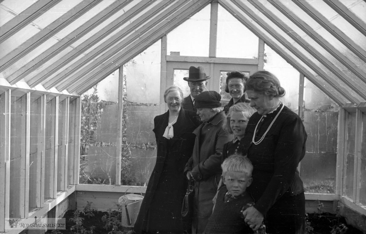 Visning av nytt drivhus op "Bergtun".(Filmbeholder datomerket Okt 1942)