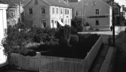 Storgata sett østover.I Sættemgården..Kjøpmannsgården til Ha