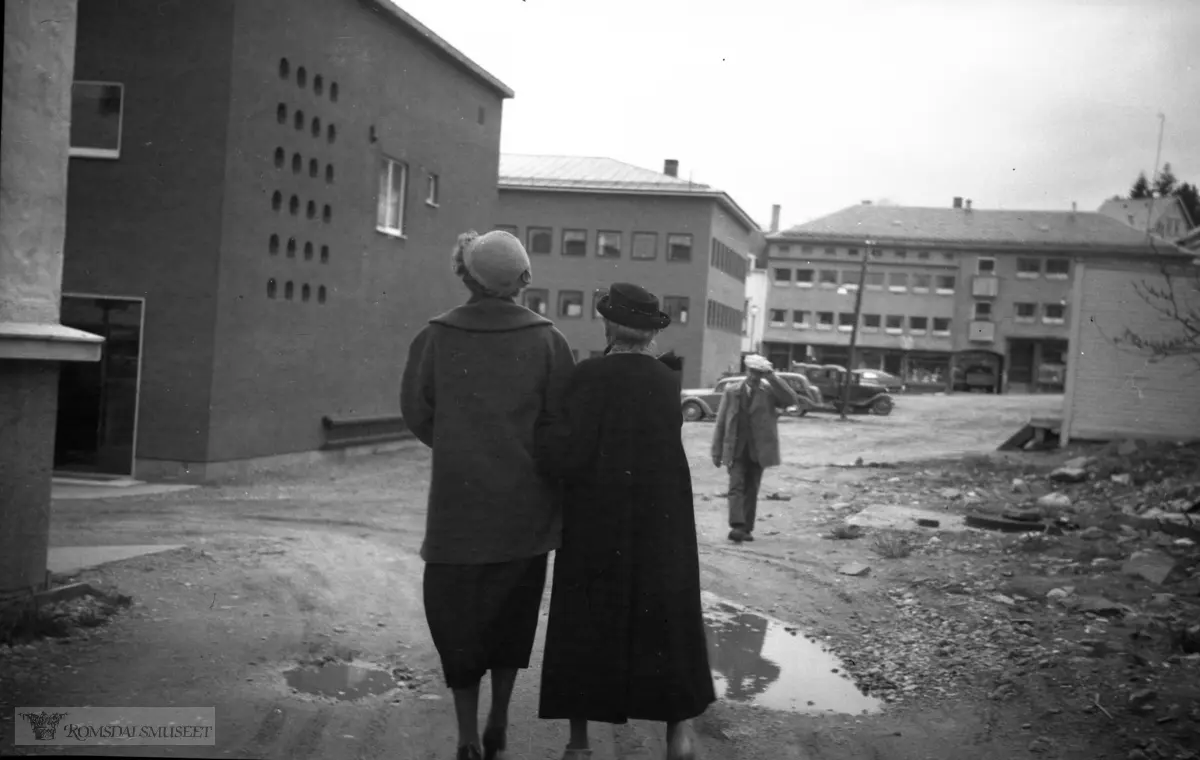 I bakgrunnen: Halvor Gjenstads butikk..Romsdals Fellesbank til venstre ble innvidd 1953.