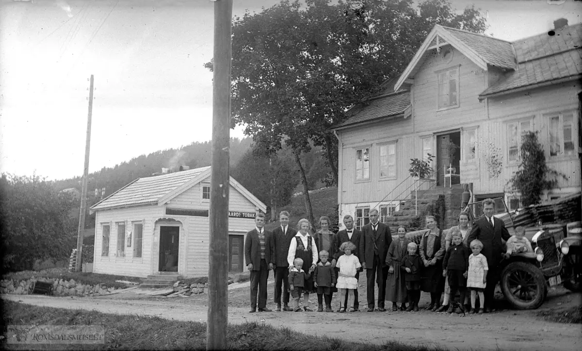 T-Ford ca 1924-1925 mod med reg nr T-452..(Røsberg: Familie bilde foran Aarset huset med gamlebutikken Årset i bakgrunnen)