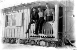 Maurice Bakken jobbet for Anders Andersgard..I følge boke Yo