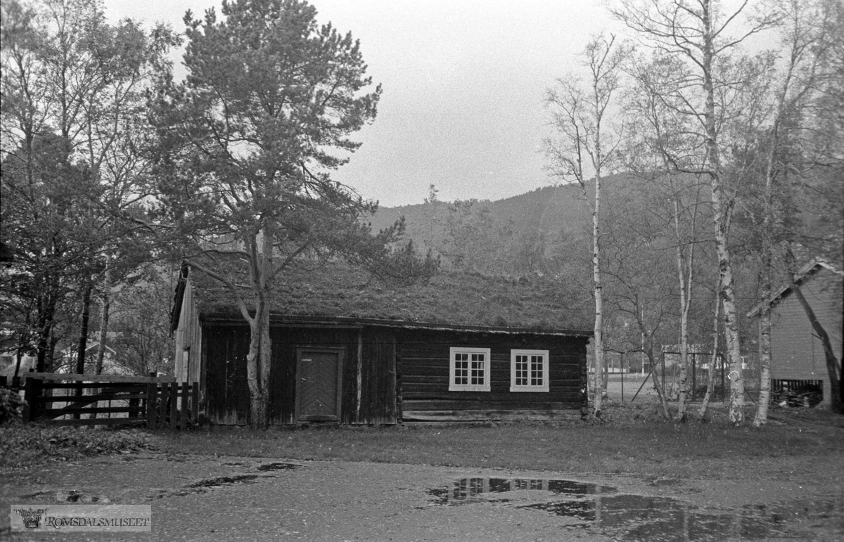 "Nordhaug" satt opp som scenehus på Romsdalsmuseet til forestillingen Synnøve Solbakken i 1957.
