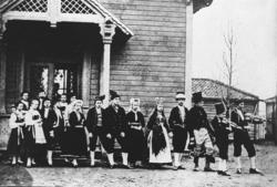 Brudefølge 2. febr. 1872. Skolegården inne ved elva. "En bru