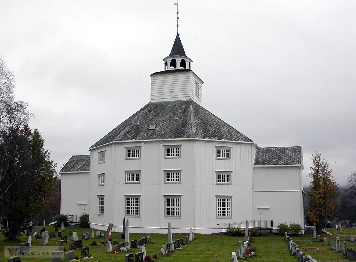Tolga kirke bygd 1840..Siste kirke med prekestolalter.