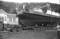 Fergen Mardøla fraktes til Eikesdalsvatnet.