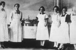 På gamlekjøkkenet på Opdøl Sykehus, trolig før 1925.