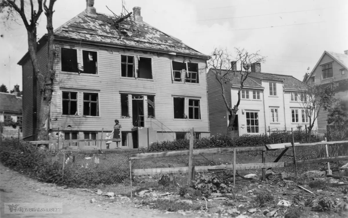 "Molde nogle dage efter krigsbranden mandag 29.04.1940"..Husene i Øvre veg sett fra Kirkebakken.