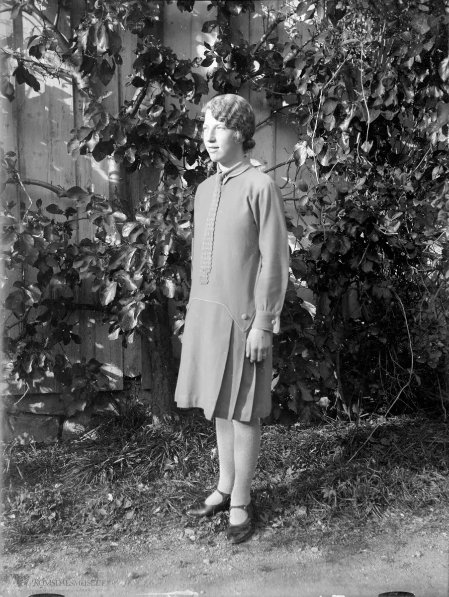 Natalie Henriksen fra Tomrefjord var tjenestejente hos Marie Oterholm, Nere garden, Oterholm..
