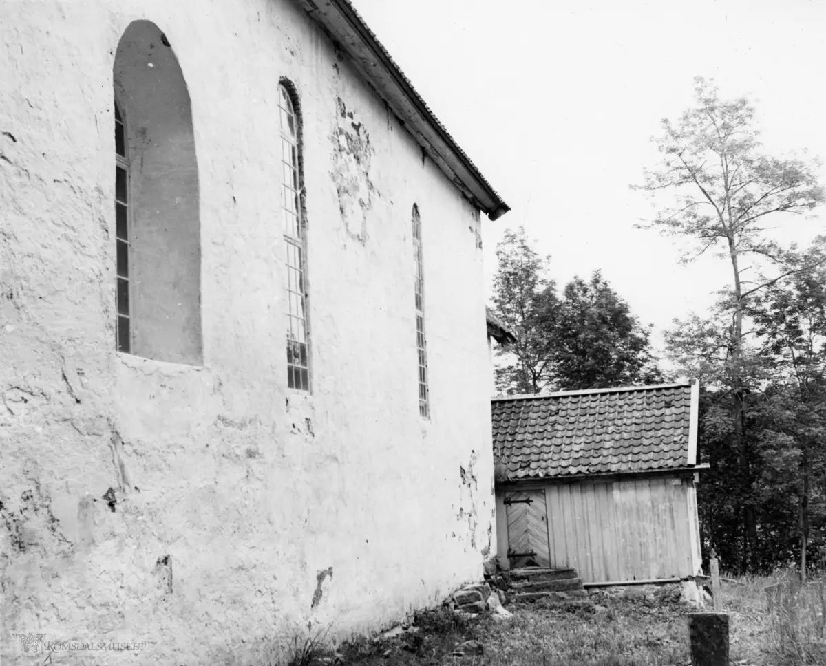 Veøy kirke med sakristiet..(Fra mappe merket "Romsdal Sogelag 1962). .(4ser5g)