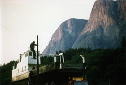 Fergen Mardøla fraktes til Eikesdalsvatnet.