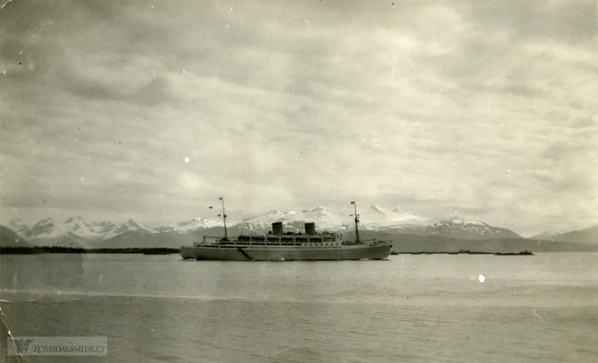 Skipet på bildet er Den Norske Amerikalinjes M/S Oslofjord, Sjøsatt i 1937 og tapt etter minesprengning 01.12.1940.