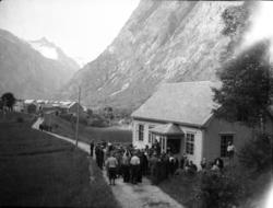 I bakgrunnen Austigard.