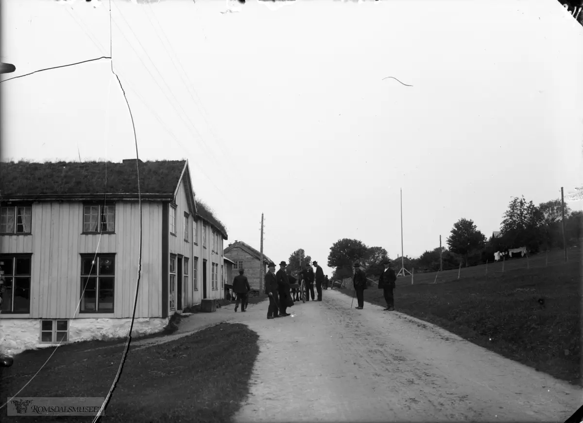 Gateliv i Eidsvåg, ved baker Larsen, senere baker Hurlen. .Plassen ble kalt "Det glade hjørne".