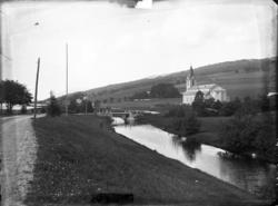 Eidsvågen sett fra Stubø med kirken.