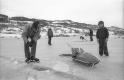 Isfiske på Fannefjorden, Kleive i bakgrunnen..(Bilder fra se