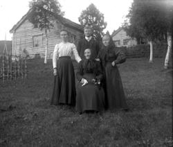 Far til Ivar var byggmester og hadde et lite småbruk i Liaby