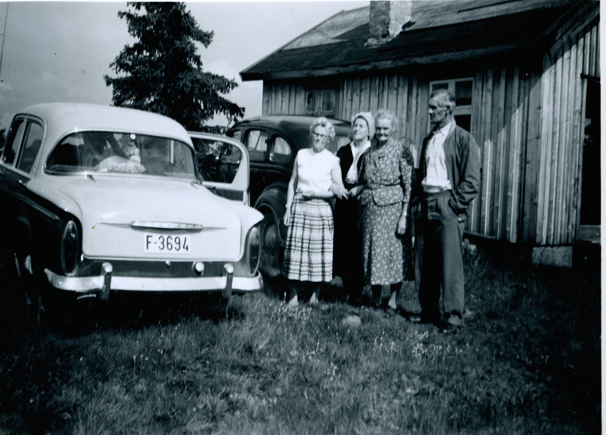 Gruppe, bil (Hillman Minx ca. 1957-58).
Frå h. Ola Køllen, Barbo Køllen Jorde ,Margit Fremo Køllen og Ingeborg Køllen Hansen.