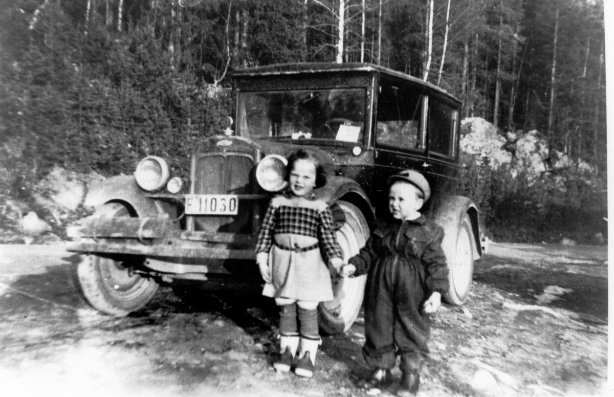 Portrett,bil,kjeledress,kjole og gummistøvler.
Solveig og Harald Svingen ,ca.1953
bilen er ein Chevrolen1928 mod til Olav Svingen