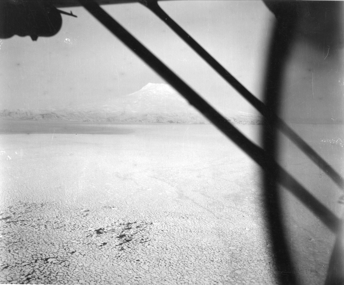 En Catalina fra 333 skvadronen patruljerer over Jan Mayen. Beerenberg i bakgrunnen.