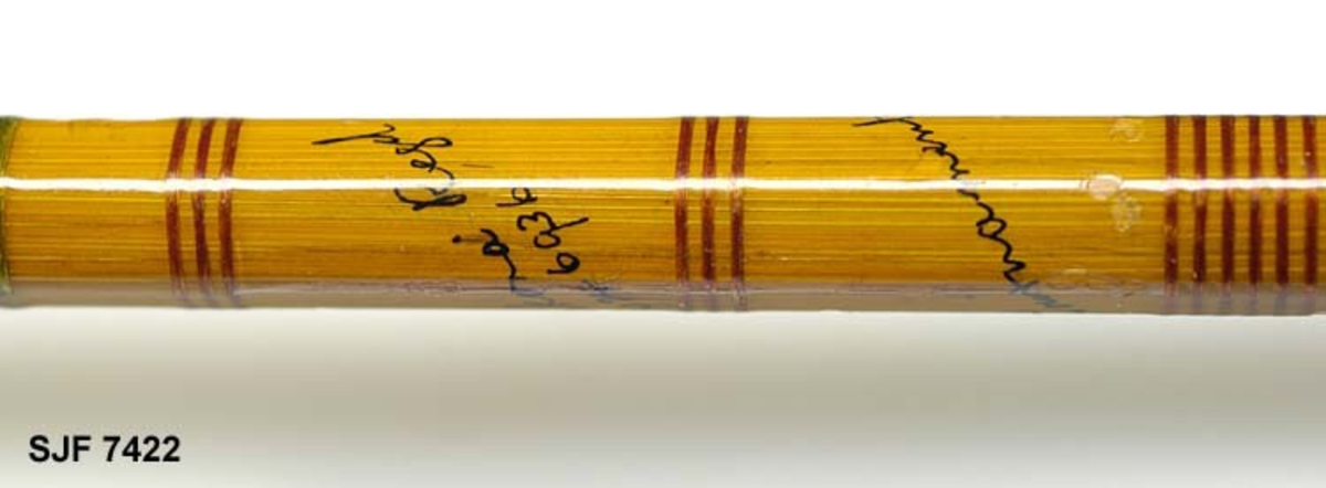 Form: Stanga har sekskantet tverrsnitt
Tredelt splitcane-stang med ekstra topp. Stålkjerne. Stanga er oppbevart i et futeral av seilduk med Hardys merke på. Top- pene ligger oppbevart i en metallsylinder (L:111). Stanga har korkhåndtak. Stanga er enhånds og trolig brukt til ørretfiske. Giverens far var en ivrig sportsfisker og er gitt tittelen "Den fullendte sportsfisker". Se omtale i Villmarksliv 8, 1973. I tillegg til ovennevnte påskrift står det på posen: Olav Orm- stad 1921. På stanga står det i tillegg: The Sournament Rod. 
