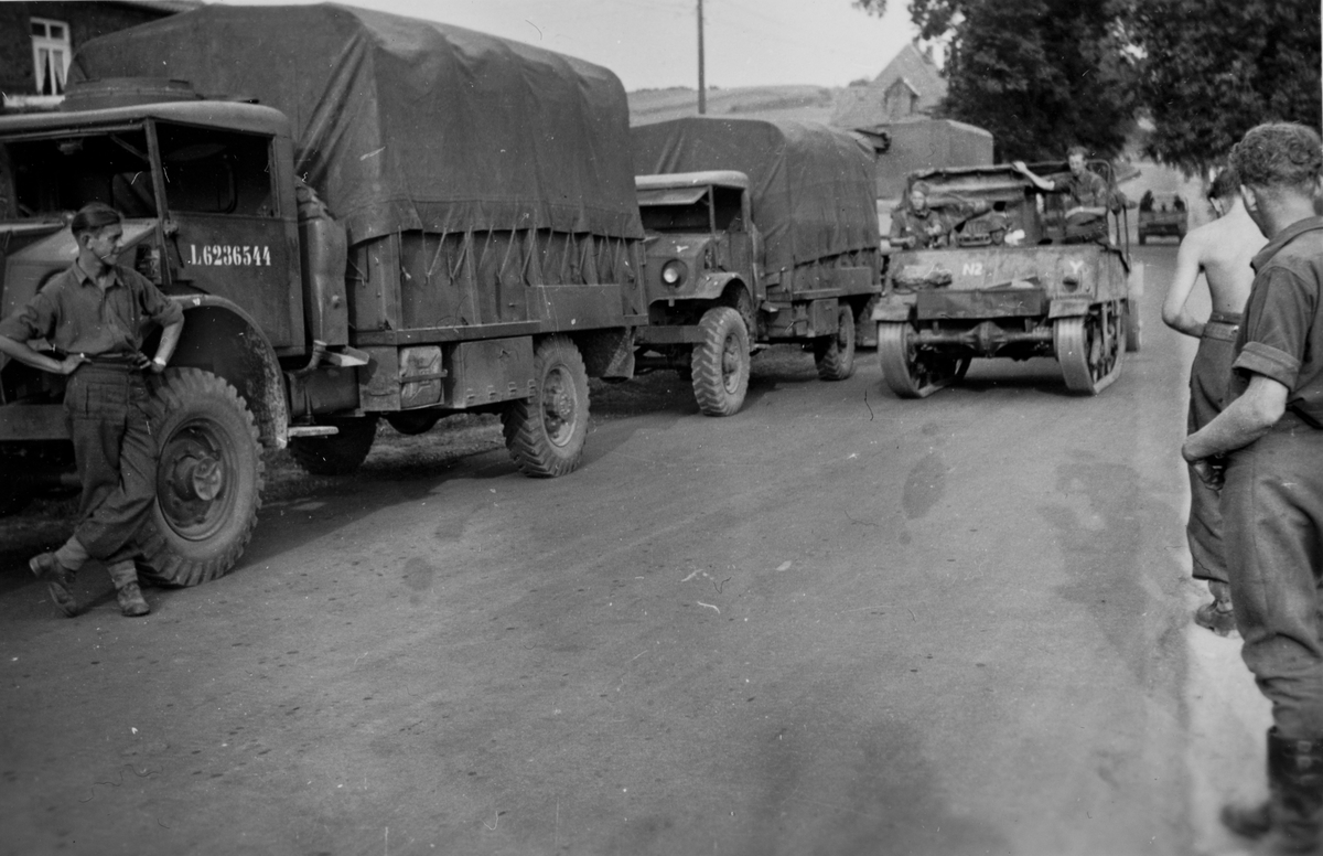 Kjøretøykolonne bestående av Tysklandsbrigadens lastebiler.