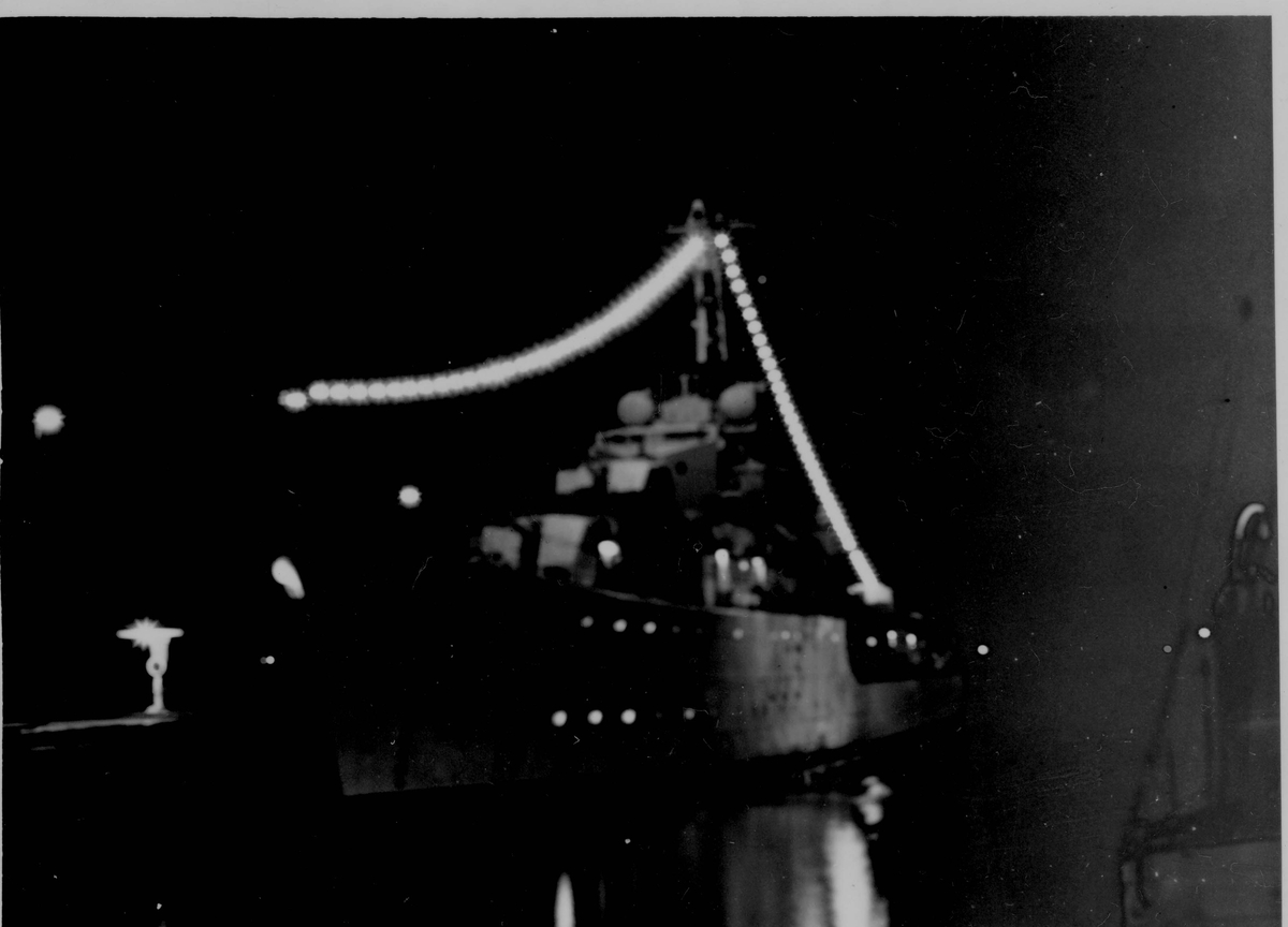 Motiv: Jageren KNM "Bergen" (D304) 3/4 babord side, ved natt
