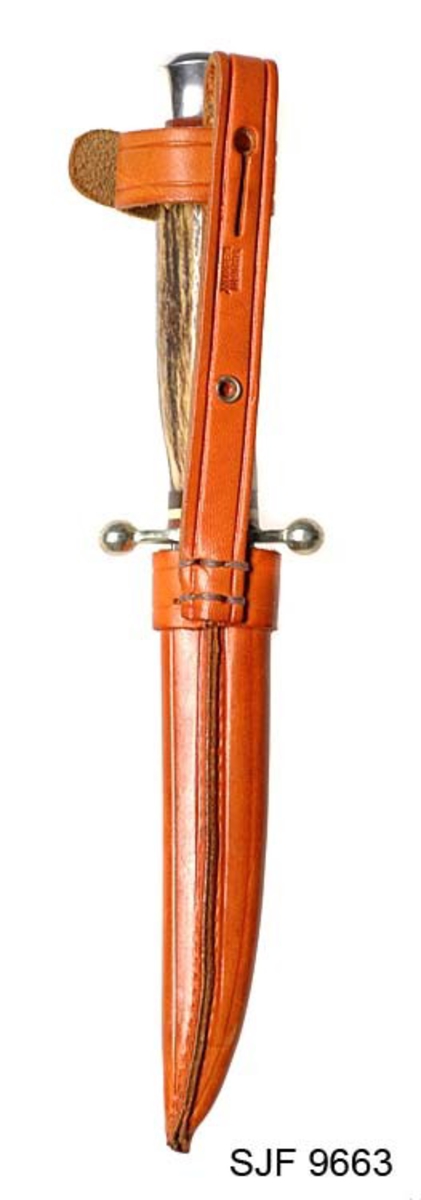 Kniven har parerstang som gjør at den ikke faller ut av slira. Parerstangen gjør også at en får et godt grep på kniven. Kniven er laget av PUMAFABRIKKEN i SOLINGEN. 