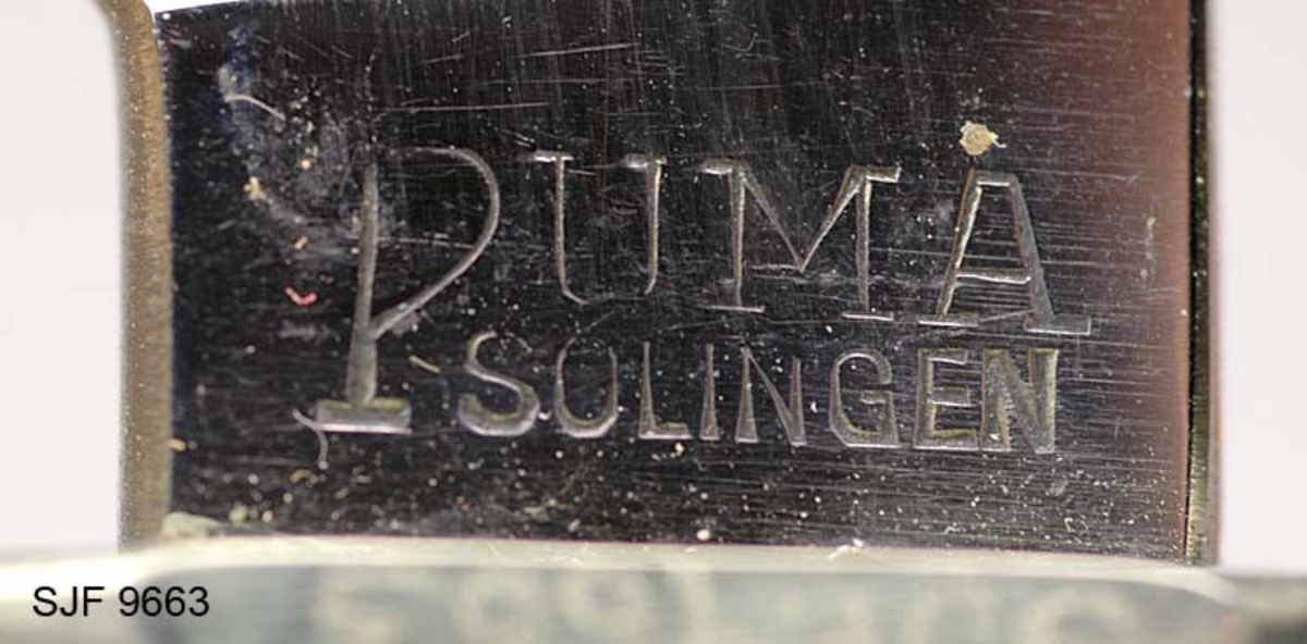 Kniven har parerstang som gjør at den ikke faller ut av slira. Parerstangen gjør også at en får et godt grep på kniven. Kniven er laget av PUMAFABRIKKEN i SOLINGEN. 