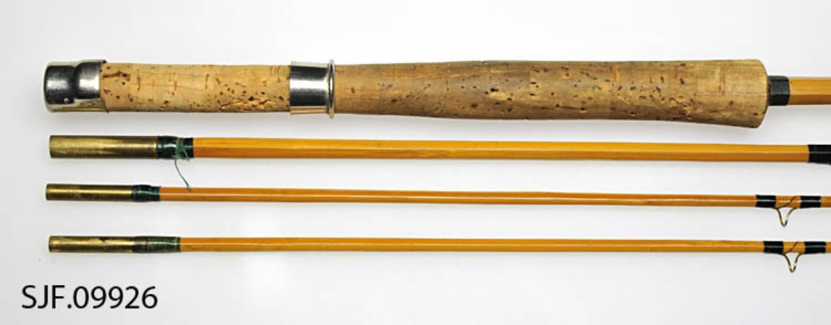 Tredelt fluestang med to topper og blått futteral. Korkhandtak med enkel hurtiglås for snelle. Holker av messing, nedre holk- feste på mellomstykket har løsnet, ringer av stål. Surringer ved holker og seks snøreføringsringer med grønn nylontråd. Denne stanga var godt egnet for nybegynnere. Innvendig, på futteralets klaff, finnes et påsydd, tekstet merke (TOR+prod. ). 

Snella som ble brukt på denne stanga er tidligere overlatt til Norsk Skogbruksmuseum.  Den er registrert under nummeret SJF. 07647

Dette fluefiskesettet var muligens det som ble kalt "Olympicane", jfr. rubrikken "Andre opplysninger"