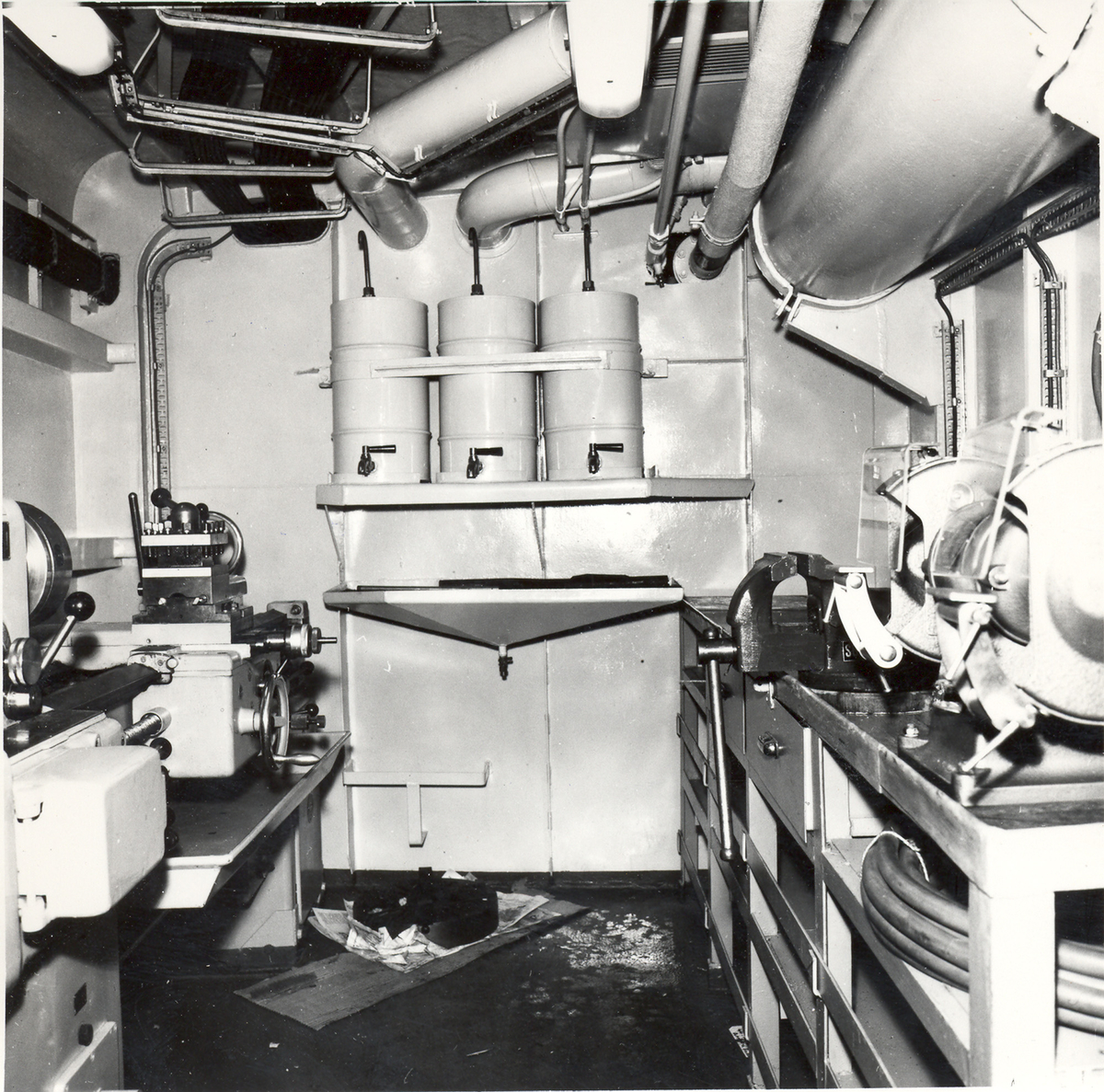 Enkeltbilde. Fregatten KNM Oslo, lager- og verkstedsinnredningen 1966