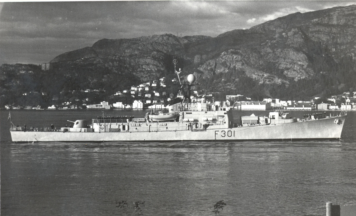 Oslo-kl. fregatt KNM "Bergen". Første besøk i hjembyen, 22 09.1967. .  St.bord bredside.