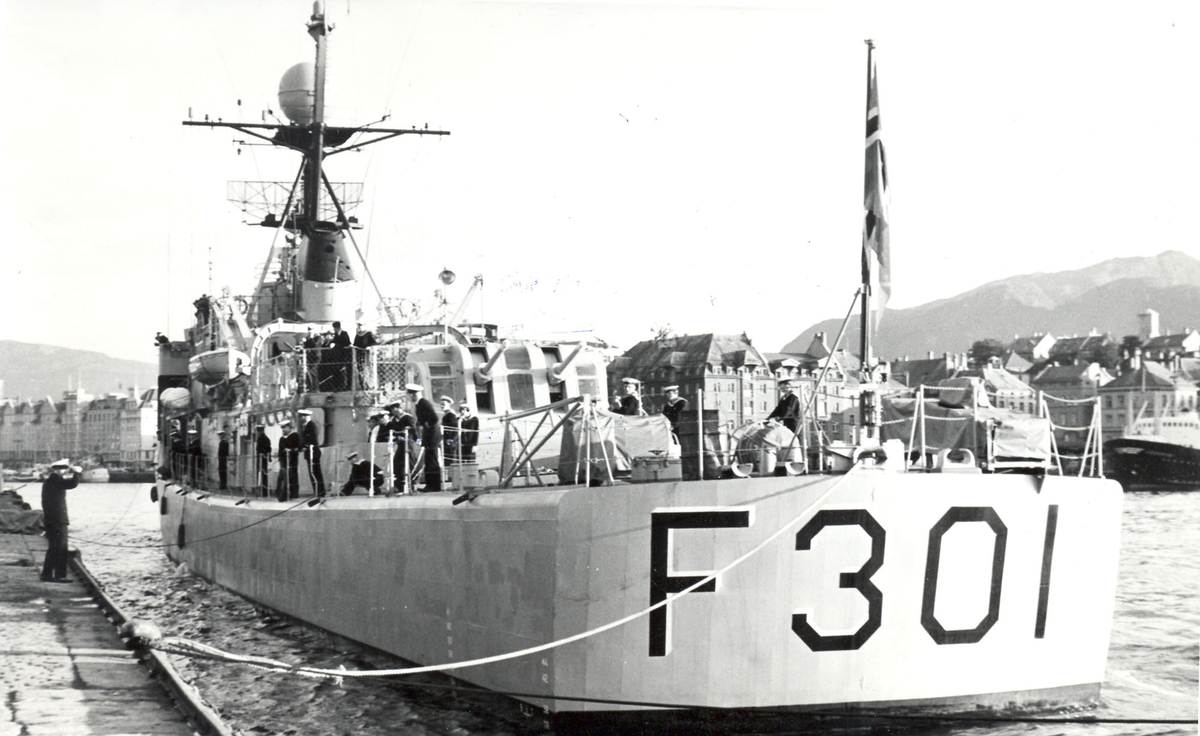 Oslo-kl.fregatt KNM "Bergen"  legger til kai i hjembyen for første gang, 22.09.1967.