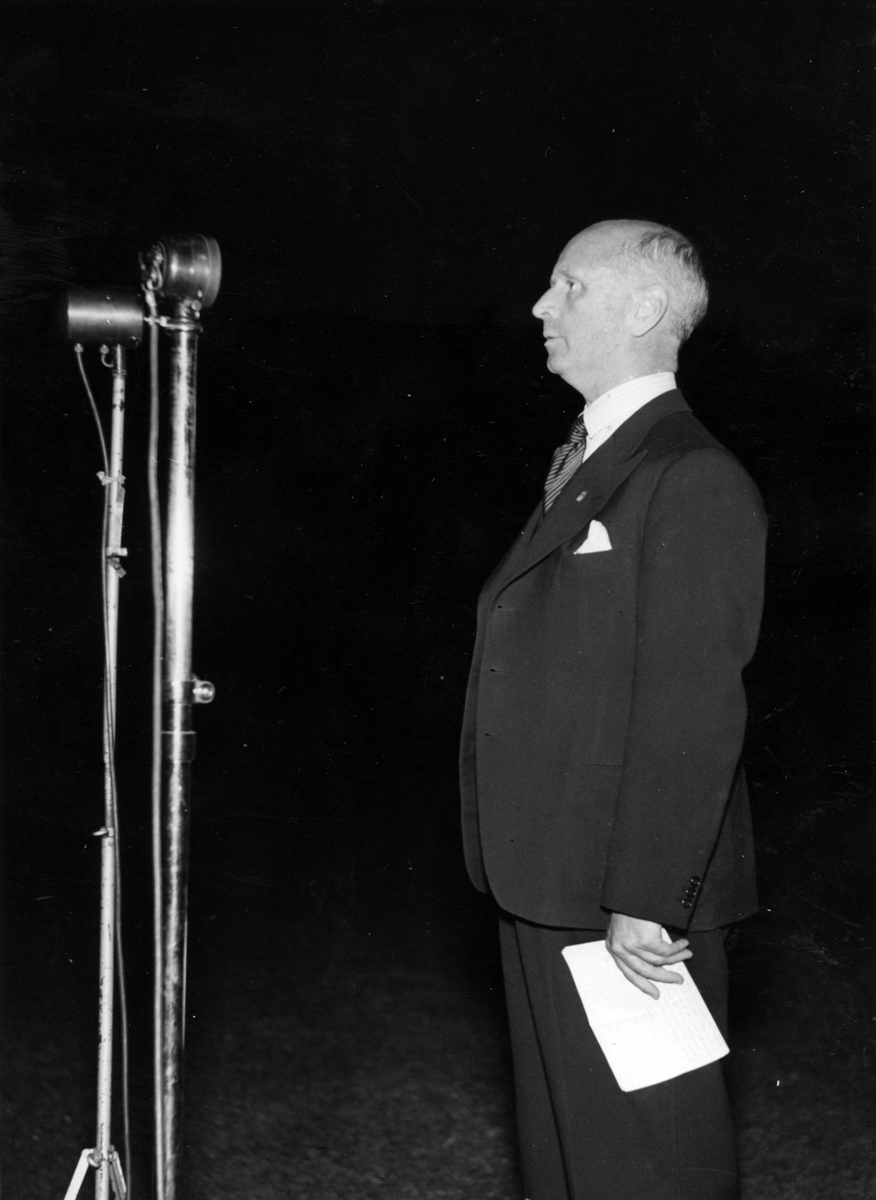 Minister Jens Bull taler på Stockholm stadion ved avslutningen av krigsmesterskapet (hovedstevnet) 3. august 1944.