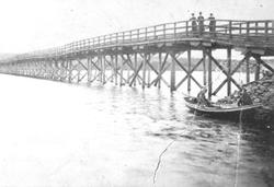 Hamar, Åkersvika, Stangebrua, første bro bygd i 1868/69, omb