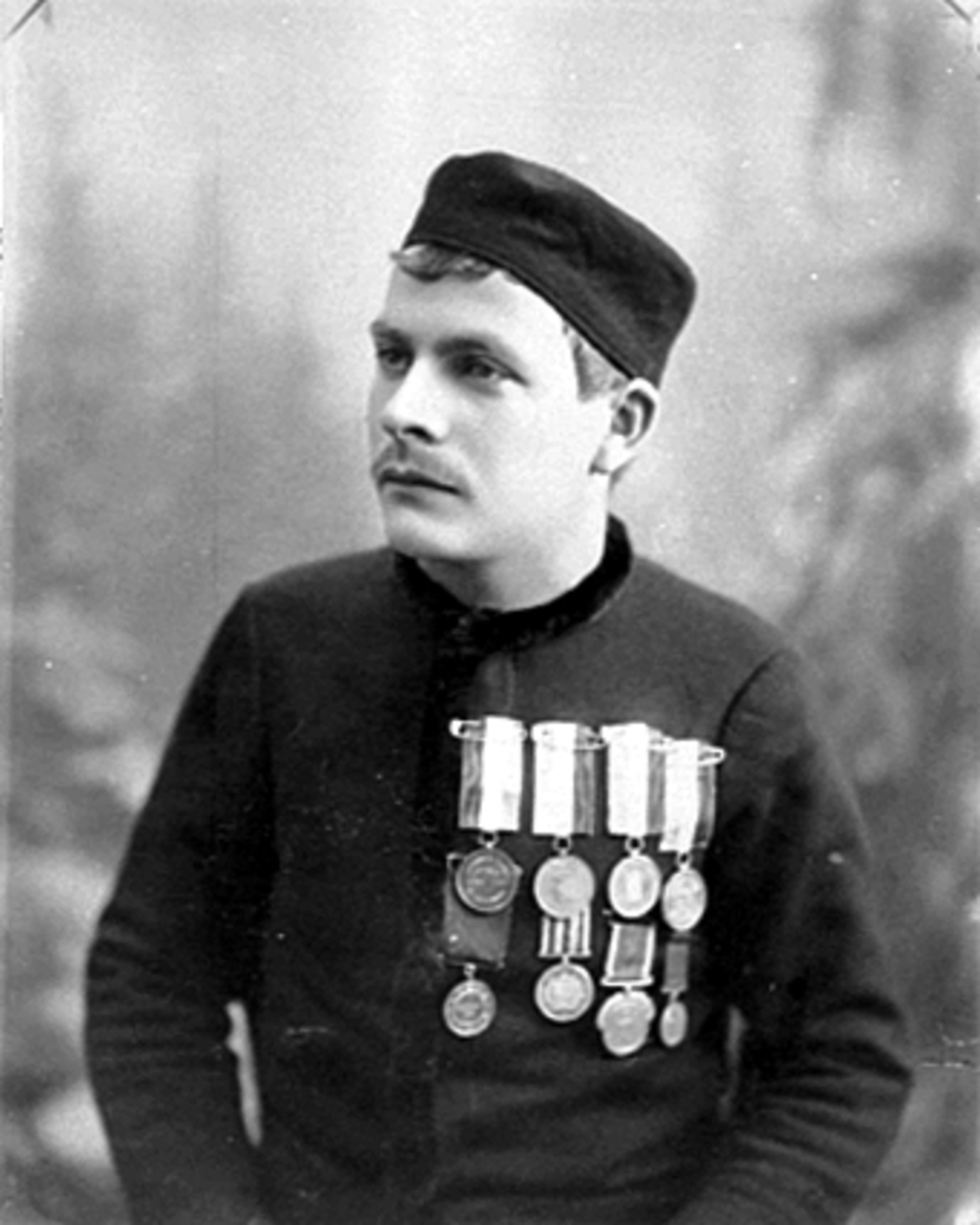 Hamar, HIL, Hamar skøiteklub, portrett skøyteløper Adolf Norseng med medaljer, vant Moskvakruset i 1890, en premie gitt av den russiske tsar, æresmedelem av Hamar idrettslag, 

