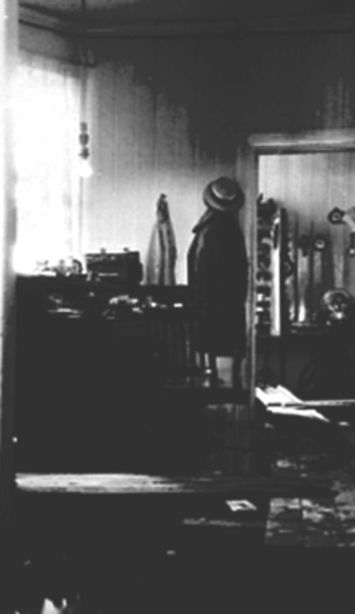 Trygve Hansen, E. Hammerstads eftf. interiør fra forretningen under storflommen i 1927. Urmakerforretning. Mjøsflom, flomskader.