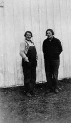 2 damer i  arbeidsklær. Eik, Helgøya.