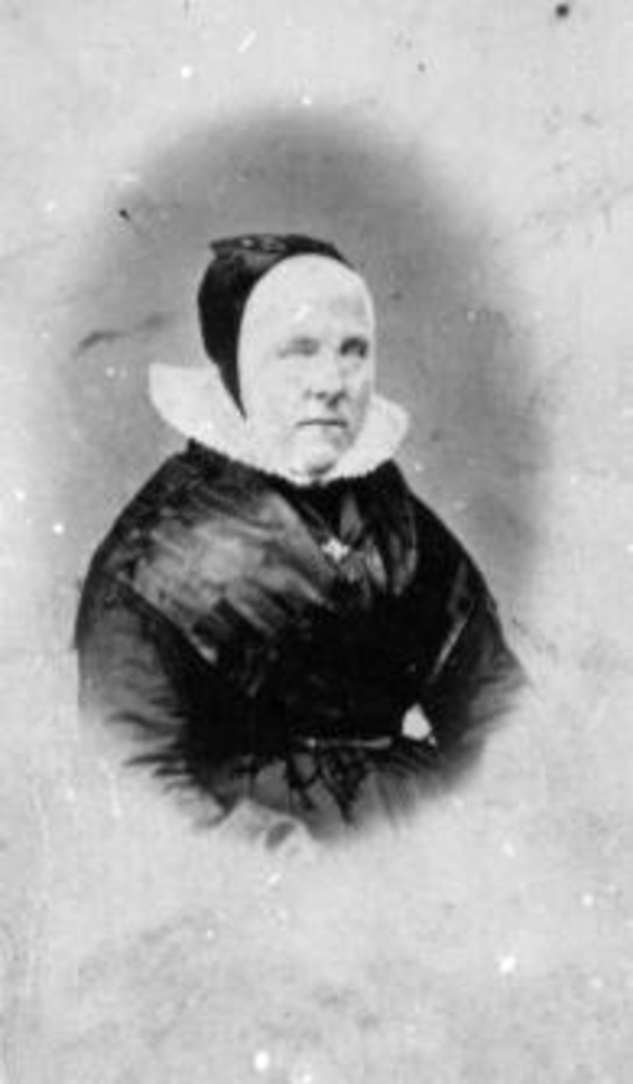 Portrett av Ingeborg Nashaug, født Storihle 11.11.1827. Hodeplagg, lue, kjole med stor krage. Fra album på Store-ile.