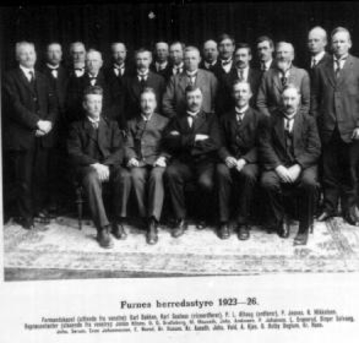 Furnes herredstyre 1923-1926. Sittende fra venstre er Karl Bakken, Karl Gaalaas, ordfører P.L. Alhaug, P. Jesnes, N. Mikkelsen. Bak fra venstre er Julius Nilsen, O.O. Bratteberg, M. Mauseth, Johs Arnkværn, P. Johansen, L. Granerud, Birger Solvang, Johs. Sørum, Even Johannessen, E. Narud, K. Huusum, Kr. Aaseth, Johs. Vold, A. Kjøs, O. Østby Deglum, Kr. Huse.