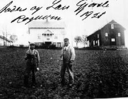 To menn med hakke og grev foran småbruket Rognum, nabo til S