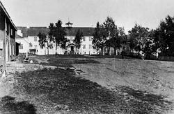 Gårdsplassen på Hovinsholm gård, Helgøya. Det gamle stabbure